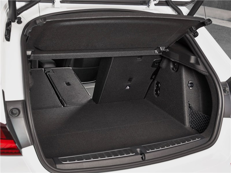 BMW 1-Series 2020 багажное отделение