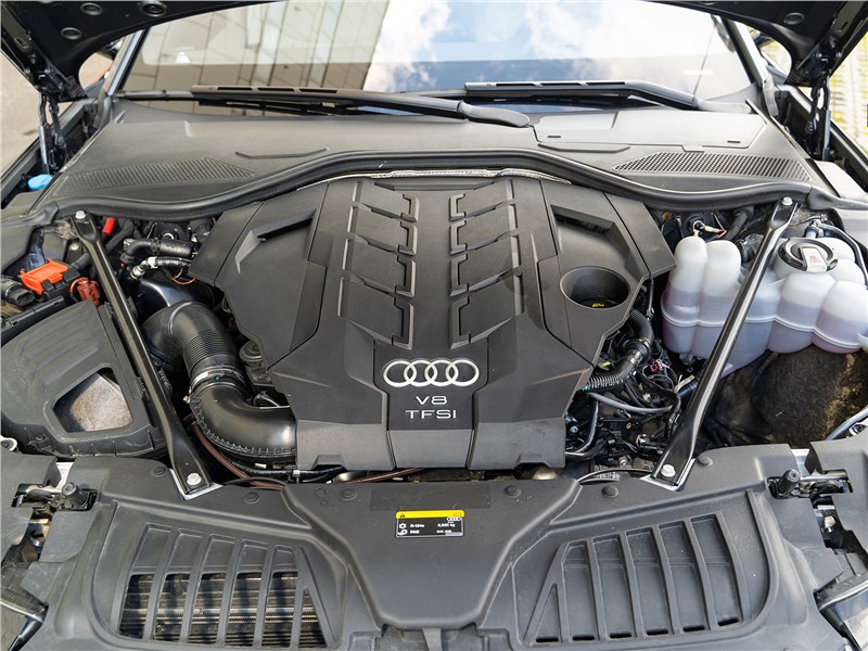 Audi A8 2018 моторный отсек