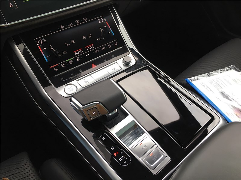 Audi Q7 (2020) нижний экран