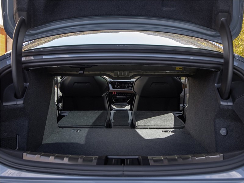 Audi e-tron GT quattro (2022) багажное отделение