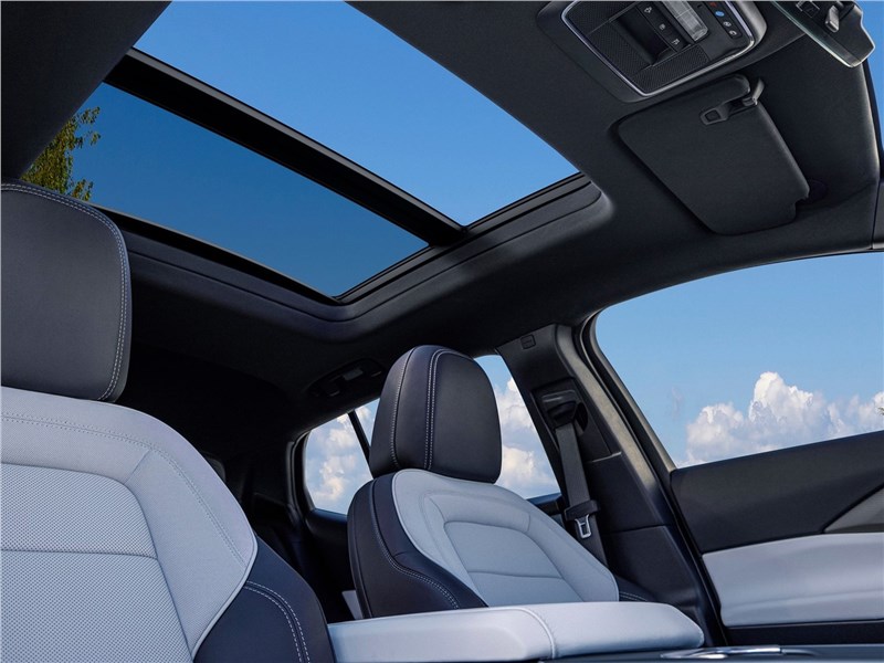 Chevrolet Equinox EV (2024) панорамная крыша