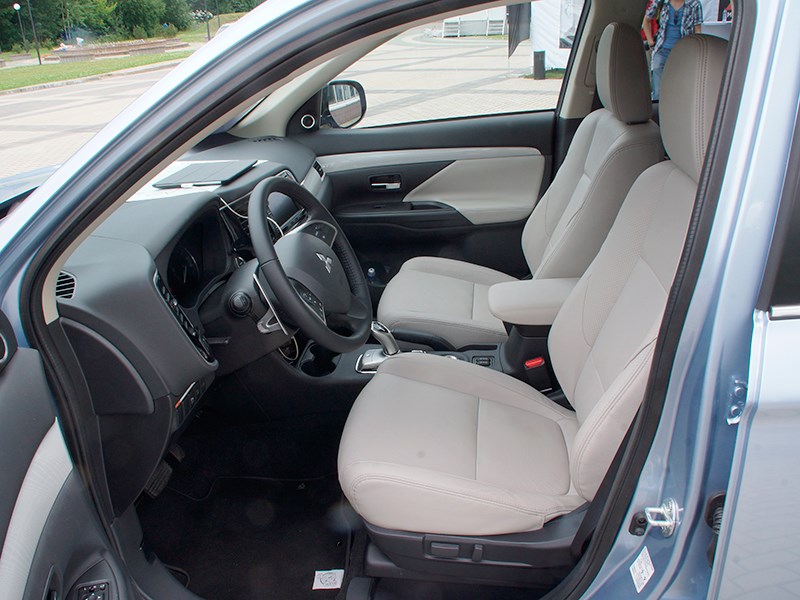 Mitsubishi Outlander PHEV 2014 передние креслша