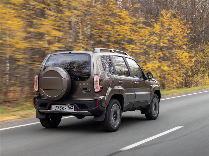 Lada Niva Travel (2025) вид сзади
