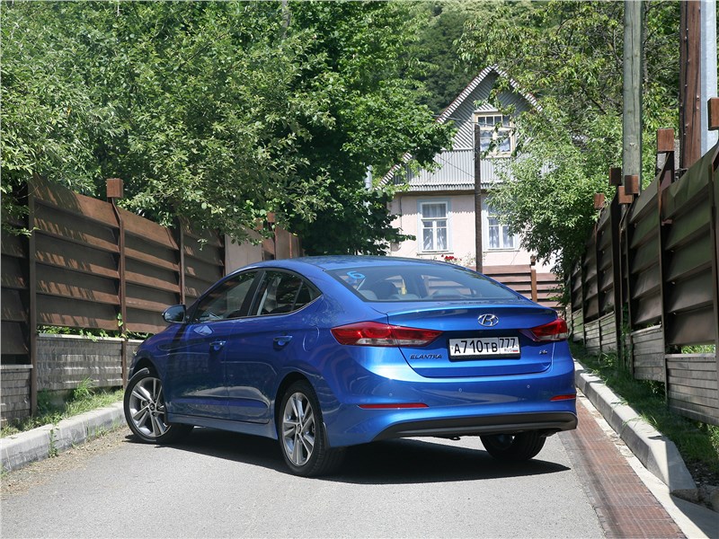 Hyundai Elantra 2017 вид сзади