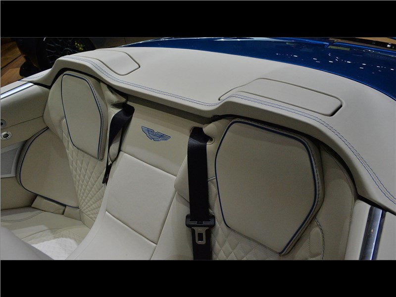 Aston Martin Vanquish S Volante 2017 места для пассажиров сзади