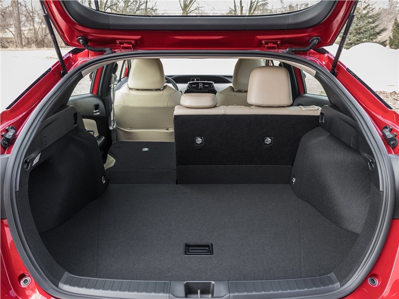 Toyota Prius 2019 багажное отделение