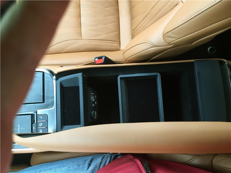 Lexus LS 500 (2021) центральный подлокотник