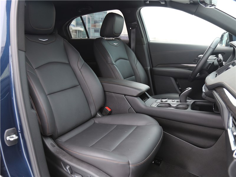 Cadillac XT4 (2019) передние кресла