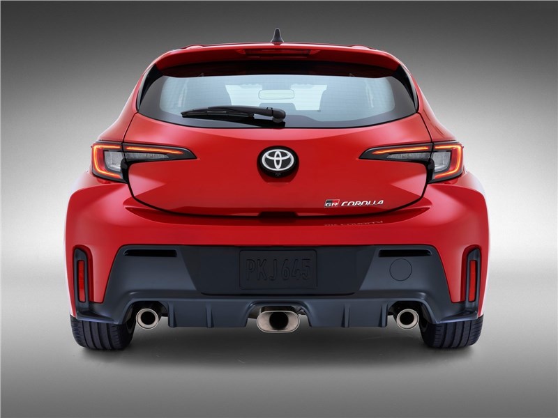 Toyota GR Corolla (2023) вид сзади