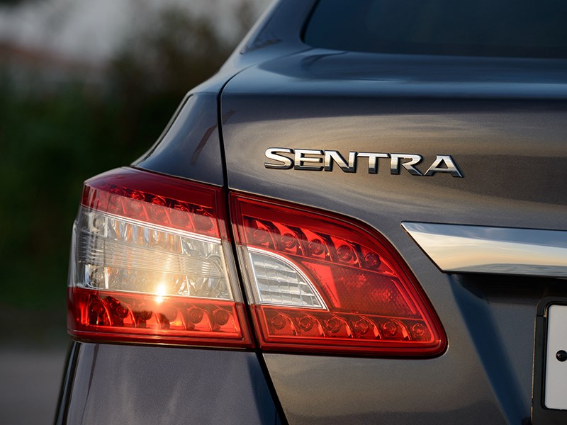 Nissan Sentra 2013 задний фонарь