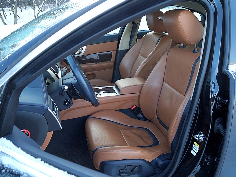 Jaguar XF 2011 передние кресла
