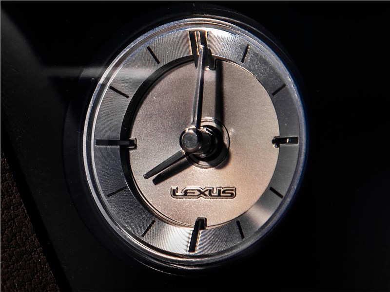 Lexus ES 2019 часы