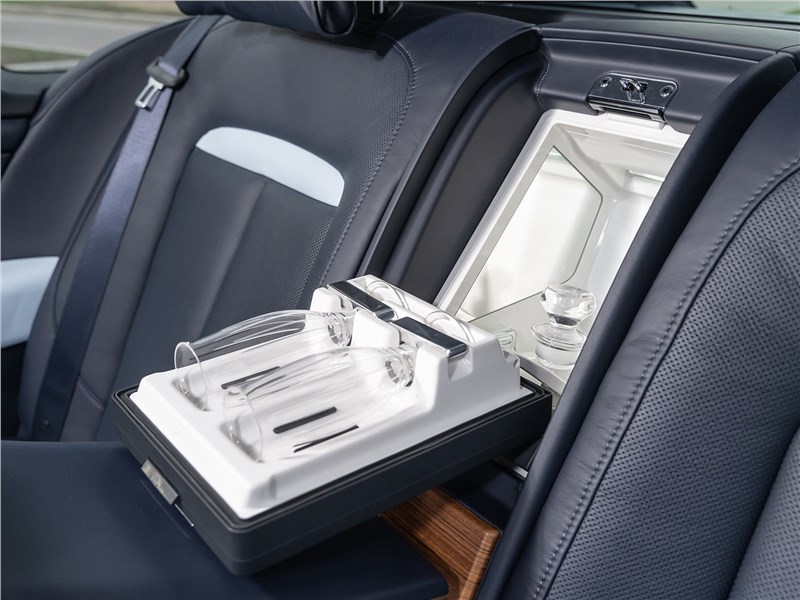 Rolls-Royce Cullinan 2019 задние кресла