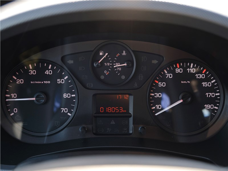 Opel Combo Life (2021) приборная панель