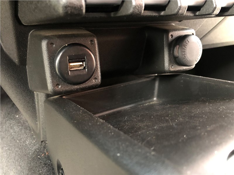 Suzuki Jimny Nomad (2024) USB-разъем и розетка 12V