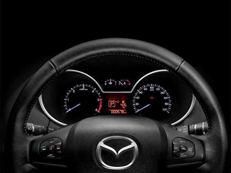 Mazda BT-50 2015 приборная панель