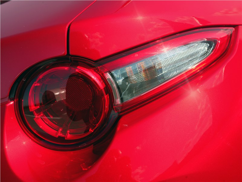 Mazda MX-5 2015 задний фонарь