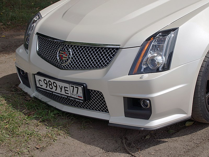 Cadillac CTS-V 2009 вид спереди