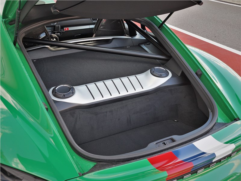 Porsche Cayman GT4 (2020) багажное отделение