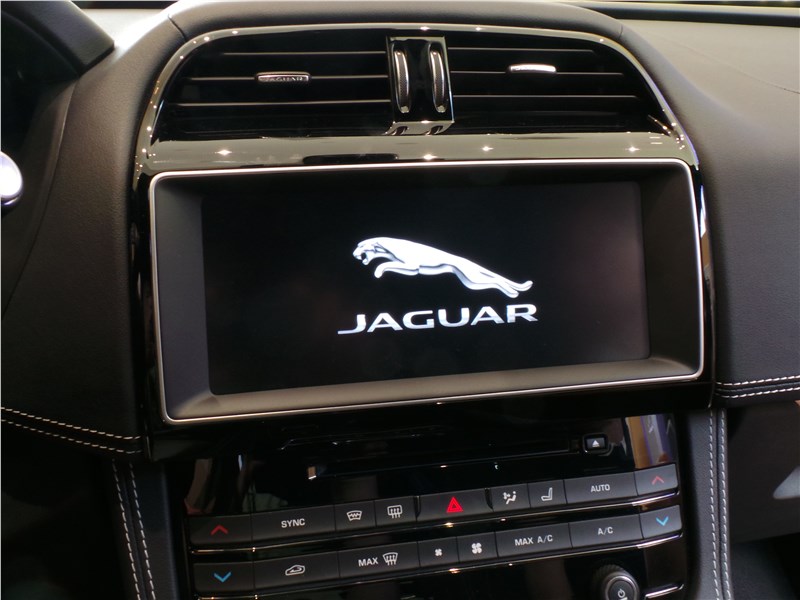 Jaguar F-Pace 2016 центральный дисплей 