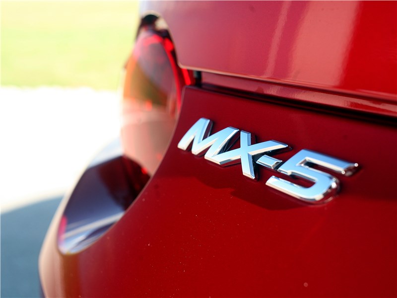 Mazda MX-5 2015 надпись МХ-5
