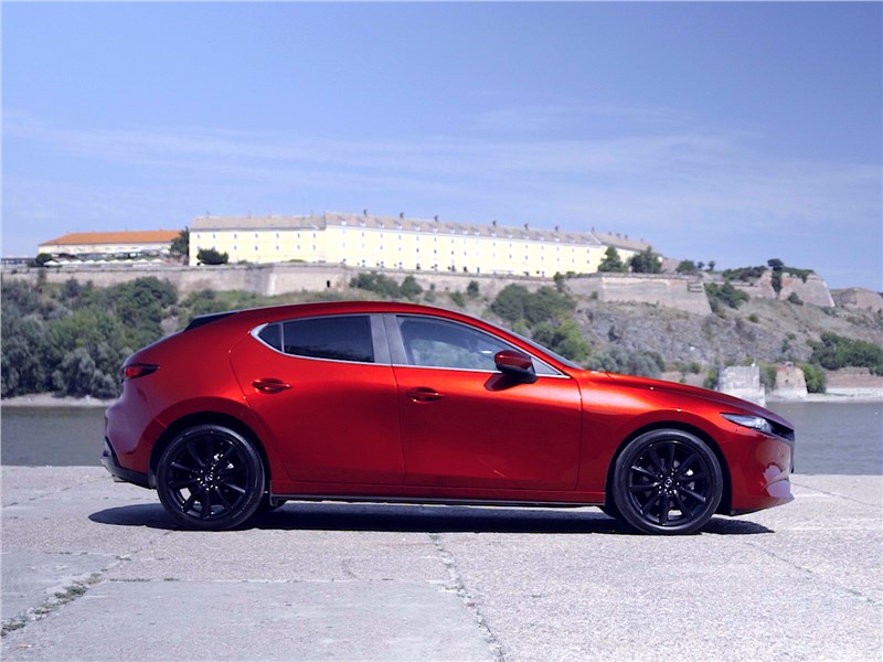Mazda 3 2019 вид сбоку