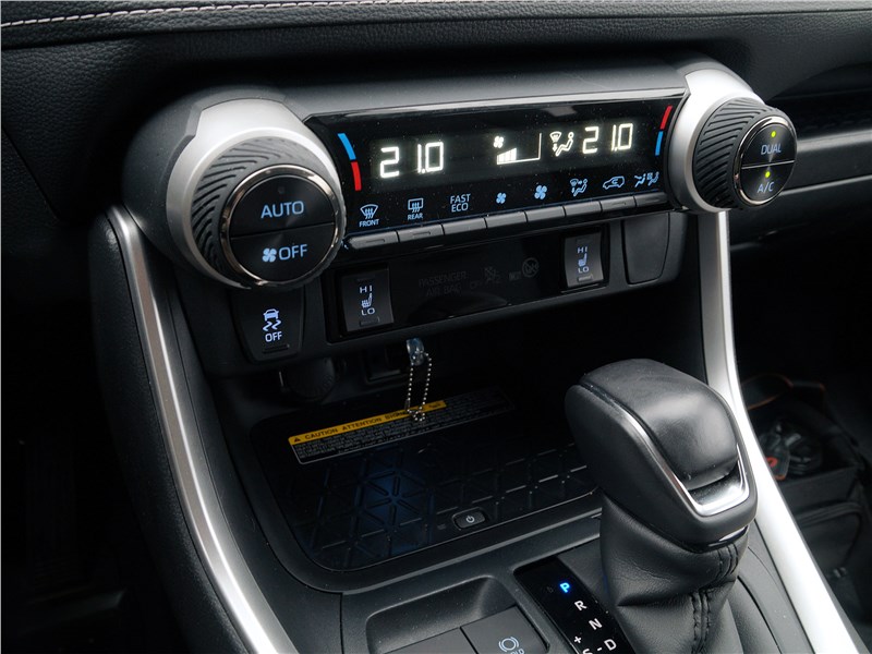 Toyota RAV4 2019 управление климатом