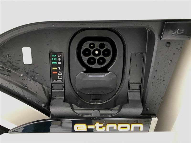 Audi e-tron (2020) зарядный разъем