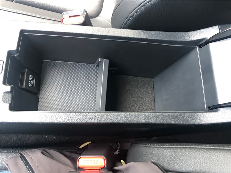 Honda Crider (2018) бокс в подлокотнике