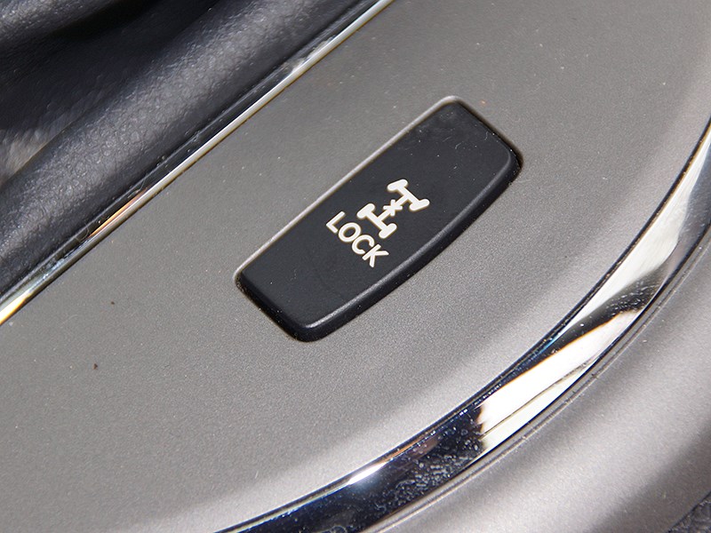 Kia Sportage 2014 кнопка принудительной блокировки межосевой муфты
