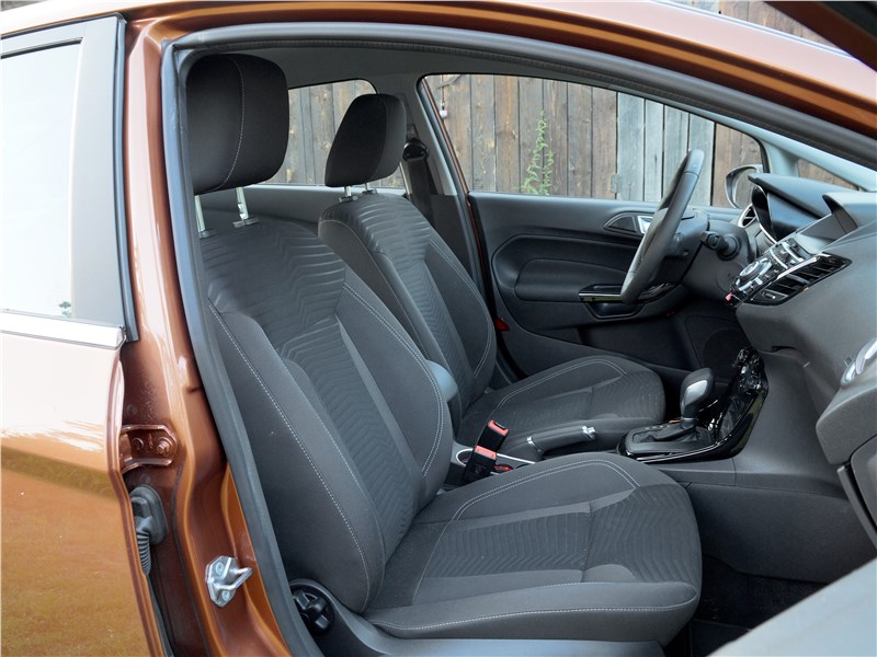 Ford Fiesta sedan 2015 передние кресла