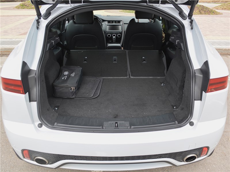 Jaguar E-Pace (2018) багажное отделение