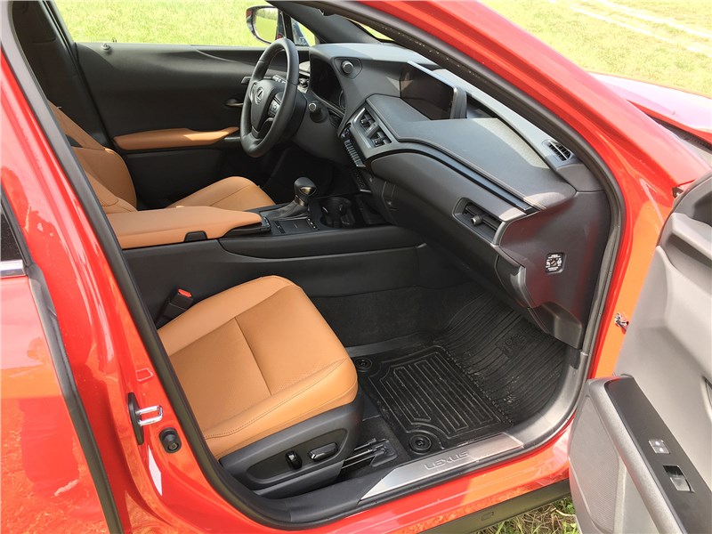 Lexus UX 250H (2019) передние кресла