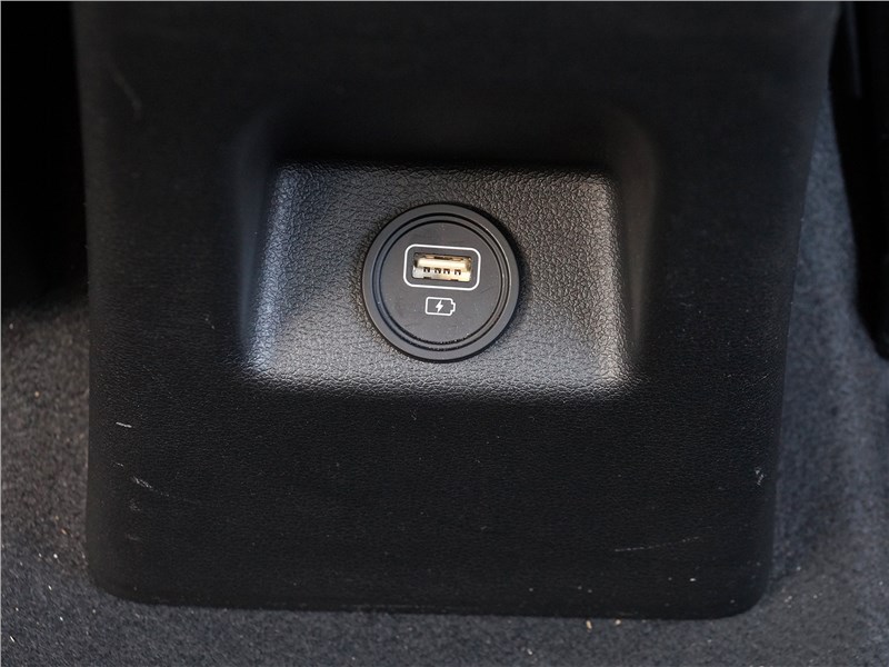Hyundai Solaris (2020) гнездо USB