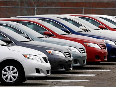 Дилеры считают, что по итогам декабря продажи новых машин упадут вдвое