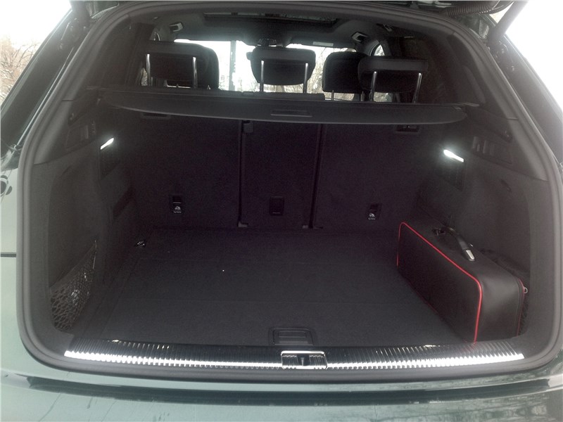 Audi SQ5 3.0 TFSI 2018 багажное отделение