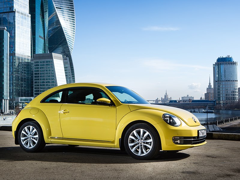 Volkswagen Beetle 2015 вид сбоку
