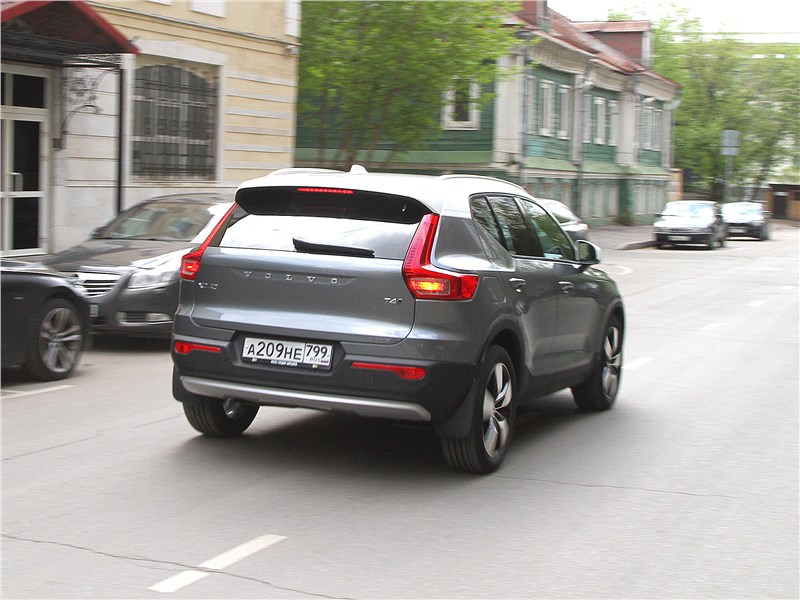 Volvo XC40 2018 вид сзади