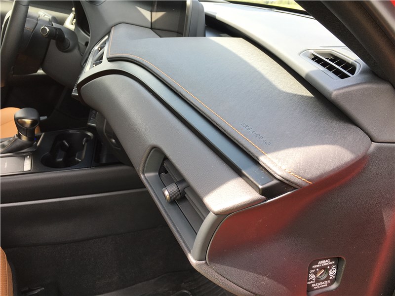 Lexus UX 250H (2019) передняя панель