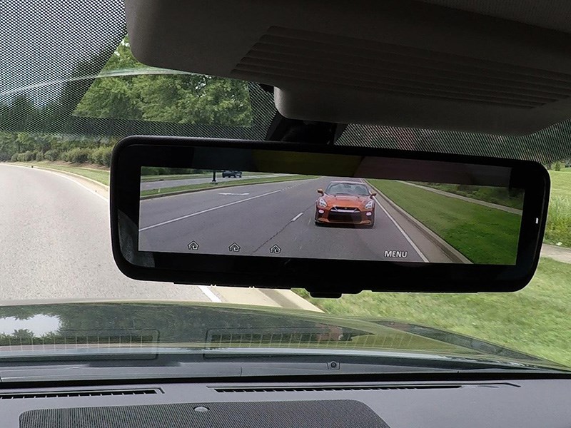 Nissan представил «умное» зеркало заднего вида