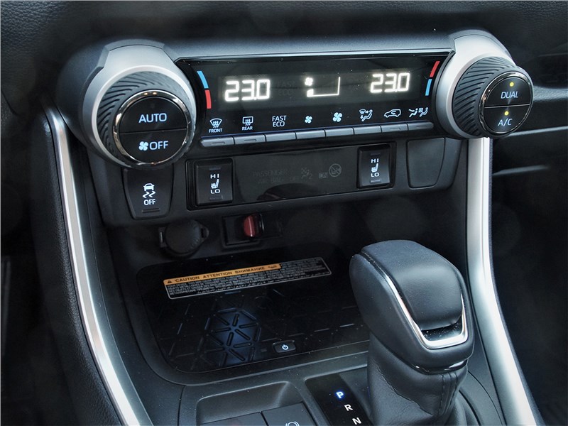 Toyota RAV4 (2019) климат-контроль