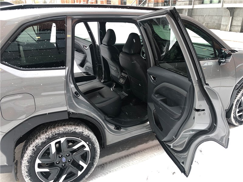 Subaru Forester (2023) второй ряд