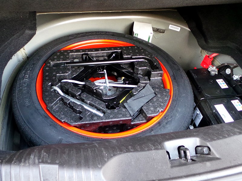 Jaguar XF 2011 запасное колесо