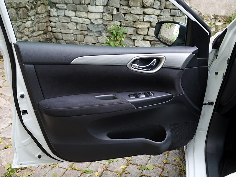 Nissan Tiida 2015 дверь