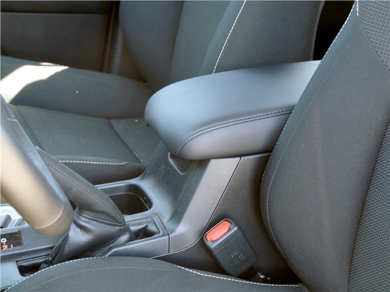 Toyota RAV4 2016 передние кресла