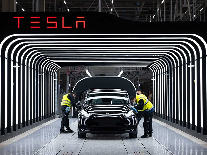 Tesla начинает массовые сокращения персонала