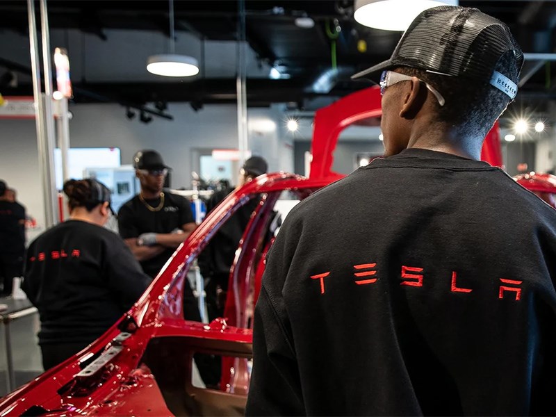 Работники Tesla хотят напугать Илона Маска профсоюзом
