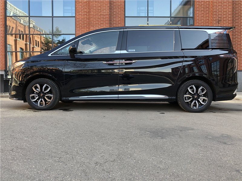 Hongqi HQ9 (2025) вид сбоку