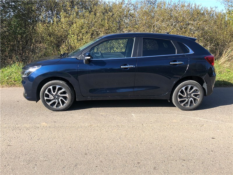 Suzuki Baleno (2022) вид сбоку