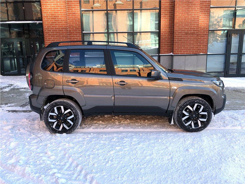Lada Niva Travel (2025) вид сбоку